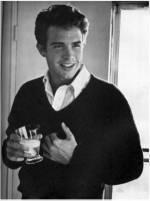 The photo image of Warren Beatty. Down load movies of the actor Warren Beatty. Enjoy the super quality of films where Warren Beatty starred in.