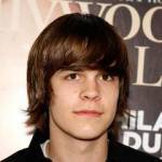 The photo image of Johnny Simmons. Down load movies of the actor Johnny Simmons. Enjoy the super quality of films where Johnny Simmons starred in.